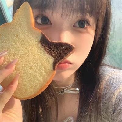 她行走于黑暗中